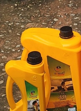 Edmart SAE 40 yellow motor oil bottles
